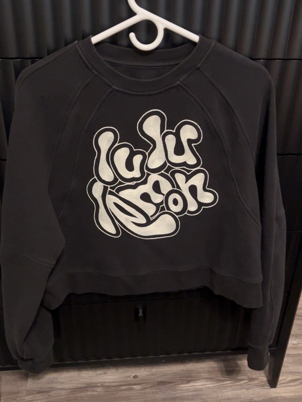 EUC- Lululemon Black Graphic Oversized Embroidered Cropped Scuba sz M/L - Picture 4 of 5